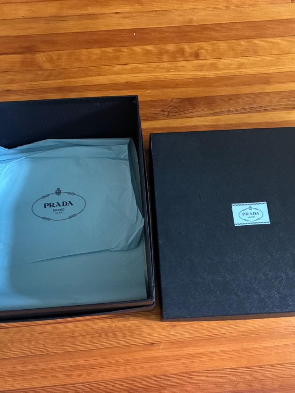 Prada hat box - Picture 3 of 5